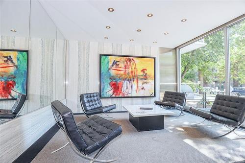 205 71 Roslyn Road, Winnipeg, MB - Indoor Photo Showing Living Room