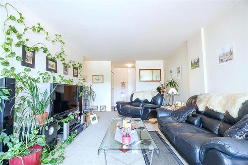 205 71 Roslyn Road, Winnipeg, MB - Indoor Photo Showing Living Room