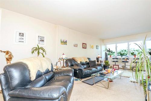 205 71 Roslyn Road, Winnipeg, MB - Indoor Photo Showing Living Room