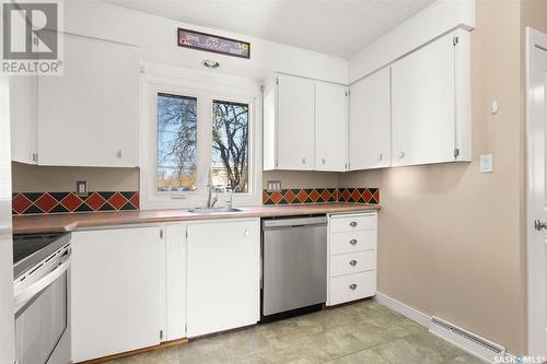 4012 Regina Avenue, Regina, SK - Indoor Photo Showing Kitchen