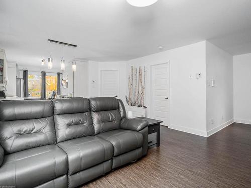 Living room - 3689 18E Rue, Laval (Laval-Ouest), QC - Indoor Photo Showing Living Room