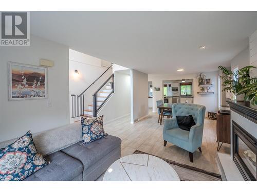 187 Brooks Place, Penticton, BC - Indoor Photo Showing Living Room