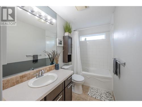 187 Brooks Place, Penticton, BC - Indoor Photo Showing Bathroom