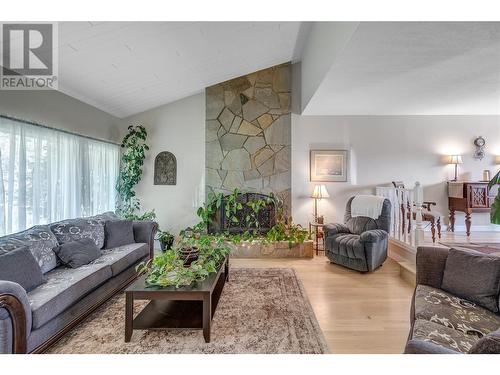 10707 Giants Head Road, Summerland, BC - Indoor Photo Showing Living Room