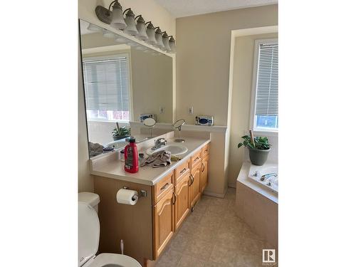 1906 37B Av Nw, Edmonton, AB - Indoor Photo Showing Bathroom