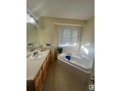 1906 37B Av Nw, Edmonton, AB - Indoor Photo Showing Bathroom