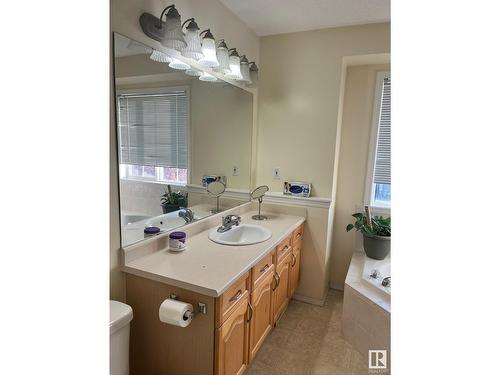 1906 37B Av Nw, Edmonton, AB - Indoor Photo Showing Bathroom