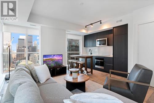 3107 - 327 King Street W, Toronto, ON - Indoor Photo Showing Living Room