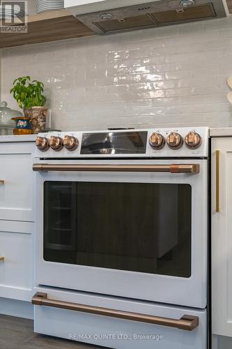 507 - 17 Cleave Avenue, Prince Edward County (Picton), ON - Indoor Photo Showing Kitchen