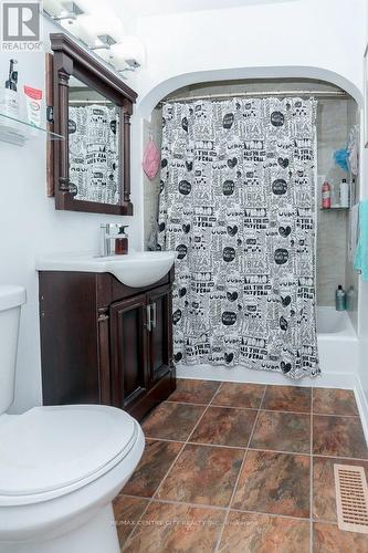 B - 347 Sylvan Street, London, ON - Indoor Photo Showing Bathroom