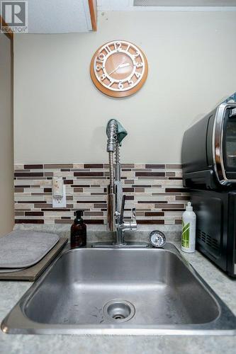 B - 347 Sylvan Street, London, ON - Indoor Photo Showing Kitchen