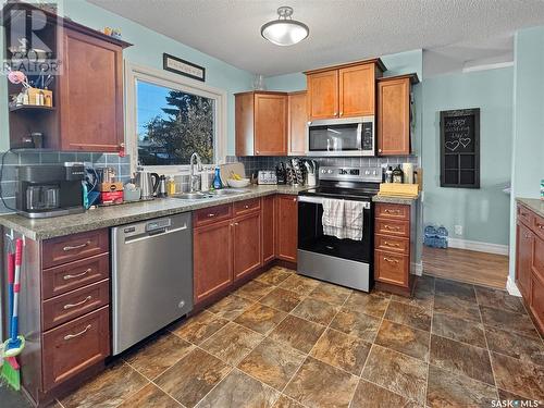 572 100Th Street, North Battleford, SK - Indoor Photo Showing Kitchen With Double Sink