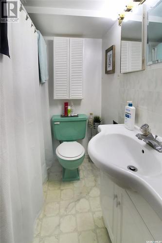 235 Sidney Street, Swift Current, SK - Indoor Photo Showing Bathroom