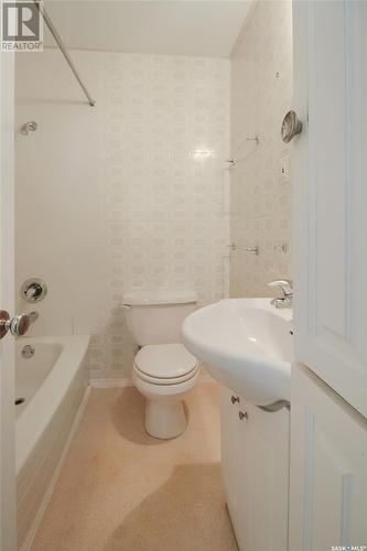 235 Sidney Street, Swift Current, SK - Indoor Photo Showing Bathroom