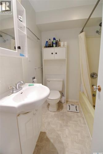 235 Sidney Street, Swift Current, SK - Indoor Photo Showing Bathroom