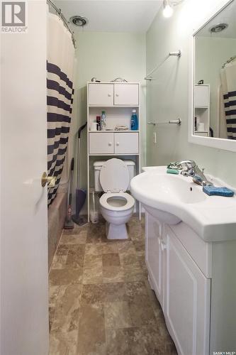 235 Sidney Street, Swift Current, SK - Indoor Photo Showing Bathroom