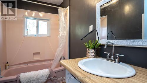 Upper 4 piece bathroom. - 3109 Napperton Drive, Adelaide Metcalfe, ON - Indoor Photo Showing Bathroom