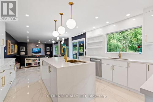 487 Ridge Road E, Grimsby, ON - Indoor Photo Showing Kitchen With Upgraded Kitchen