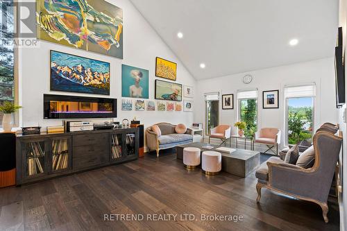 487 Ridge Road E, Grimsby, ON - Indoor Photo Showing Living Room