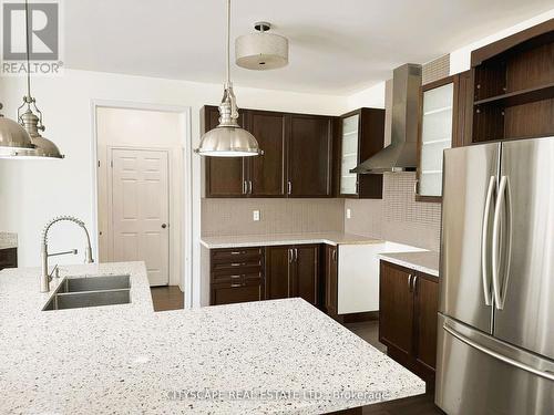 7646 Goldenrod Trail, Niagara Falls, ON - Indoor Photo Showing Kitchen With Double Sink With Upgraded Kitchen