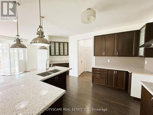 7646 Goldenrod Trail, Niagara Falls, ON - Indoor Photo Showing Kitchen With Double Sink