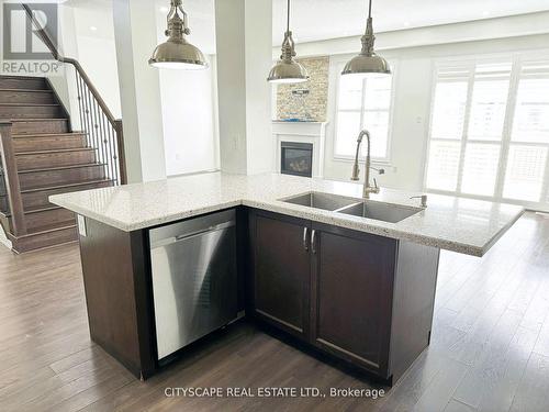 7646 Goldenrod Trail, Niagara Falls, ON - Indoor Photo Showing Kitchen With Double Sink With Upgraded Kitchen