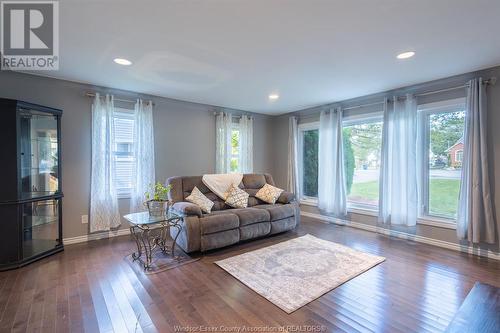 4495 Howard Avenue, Windsor, ON - Indoor Photo Showing Living Room