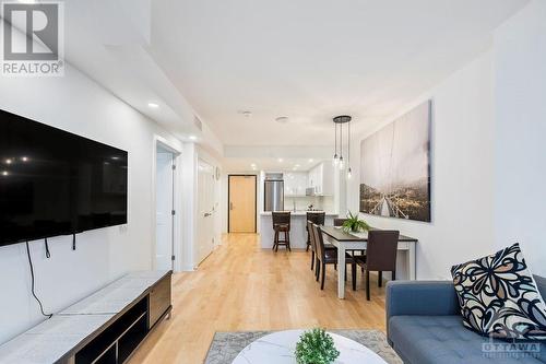 340 Queen Street Unit#604, Ottawa, ON - Indoor Photo Showing Living Room