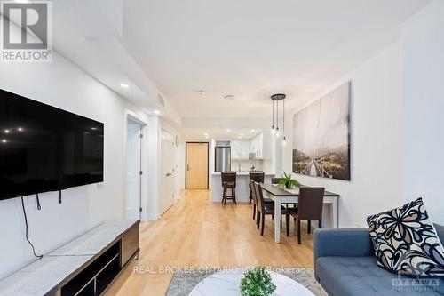 604 - 340 Queen Street, Ottawa, ON - Indoor Photo Showing Living Room