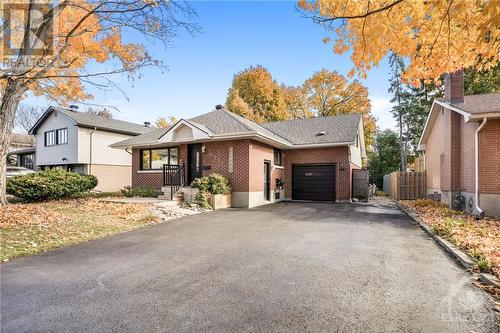 Wide driveway - 1221 Amesbrooke Drive, Ottawa, ON - Outdoor