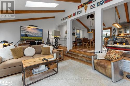 2517 Honey Harbour Road, Georgian Bay (Baxter), ON - Indoor Photo Showing Living Room