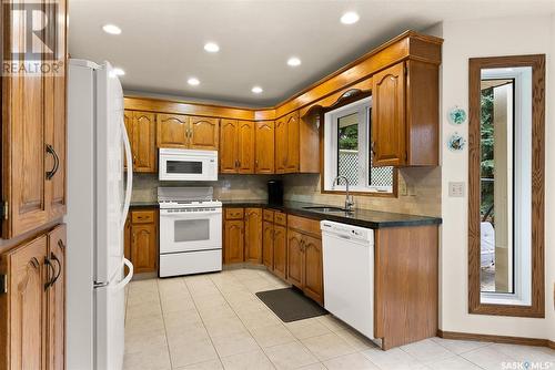 19 Sapphire Drive, Emerald Park, SK - Indoor Photo Showing Kitchen