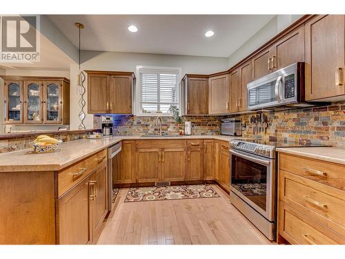 100 Palmer Road Unit# 18, Vernon, BC - Indoor Photo Showing Kitchen With Double Sink