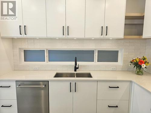 516 Robson Street Unit# B, Nelson, BC - Indoor Photo Showing Kitchen With Double Sink