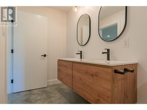 516 Robson Street Unit# A, Nelson, BC - Indoor Photo Showing Bathroom