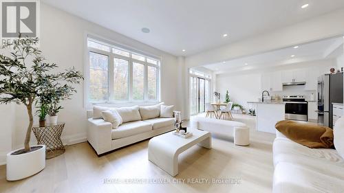 156 Petch Avenue, Caledon, ON - Indoor Photo Showing Living Room