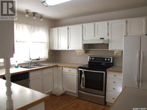 200 1St Street E, Leader, SK - Indoor Photo Showing Kitchen With Double Sink