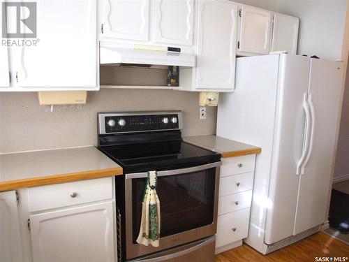 200 1St Street E, Leader, SK - Indoor Photo Showing Kitchen