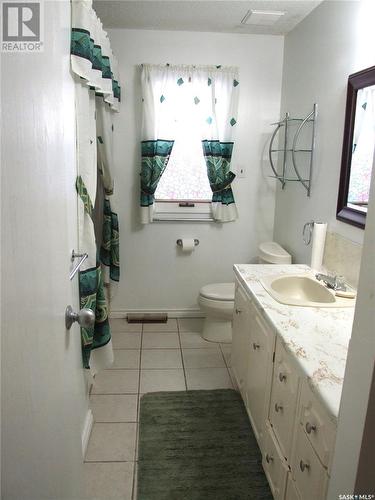 200 1St Street E, Leader, SK - Indoor Photo Showing Bathroom