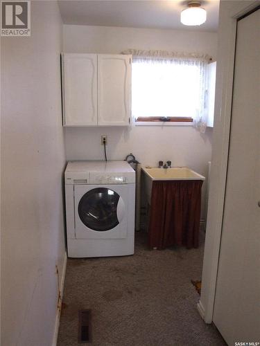 200 1St Street E, Leader, SK - Indoor Photo Showing Laundry Room