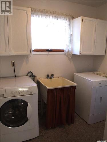 200 1St Street E, Leader, SK - Indoor Photo Showing Laundry Room