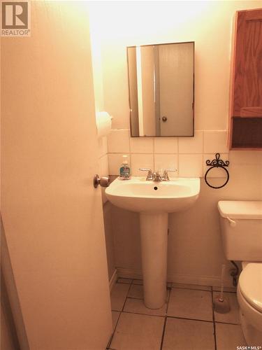 200 1St Street E, Leader, SK - Indoor Photo Showing Bathroom