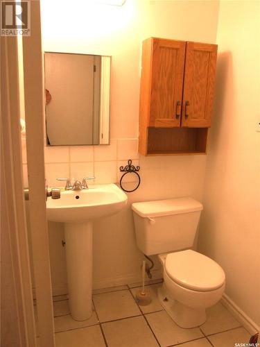 200 1St Street E, Leader, SK - Indoor Photo Showing Bathroom