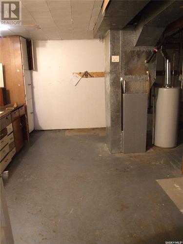 200 1St Street E, Leader, SK - Indoor Photo Showing Basement