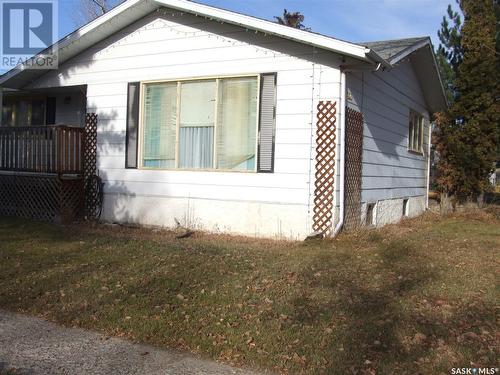 200 1St Street E, Leader, SK - Outdoor