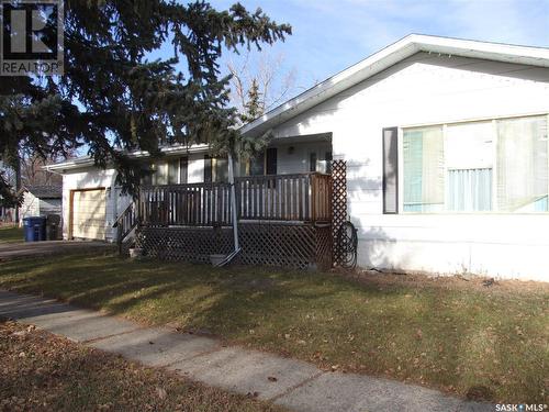 200 1St Street E, Leader, SK - Outdoor