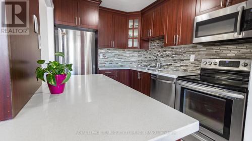 2002 - 3590 Kaneff Crescent, Mississauga, ON - Indoor Photo Showing Kitchen With Upgraded Kitchen