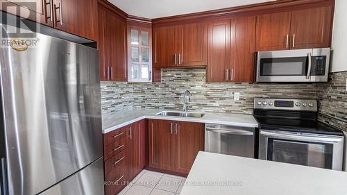 2002 - 3590 Kaneff Crescent, Mississauga, ON - Indoor Photo Showing Kitchen With Double Sink With Upgraded Kitchen