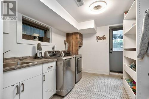 124 Lynn Court, Burlington, ON - Indoor Photo Showing Laundry Room