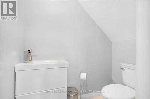 15 Centre Street S, Brampton, ON - Indoor Photo Showing Bathroom